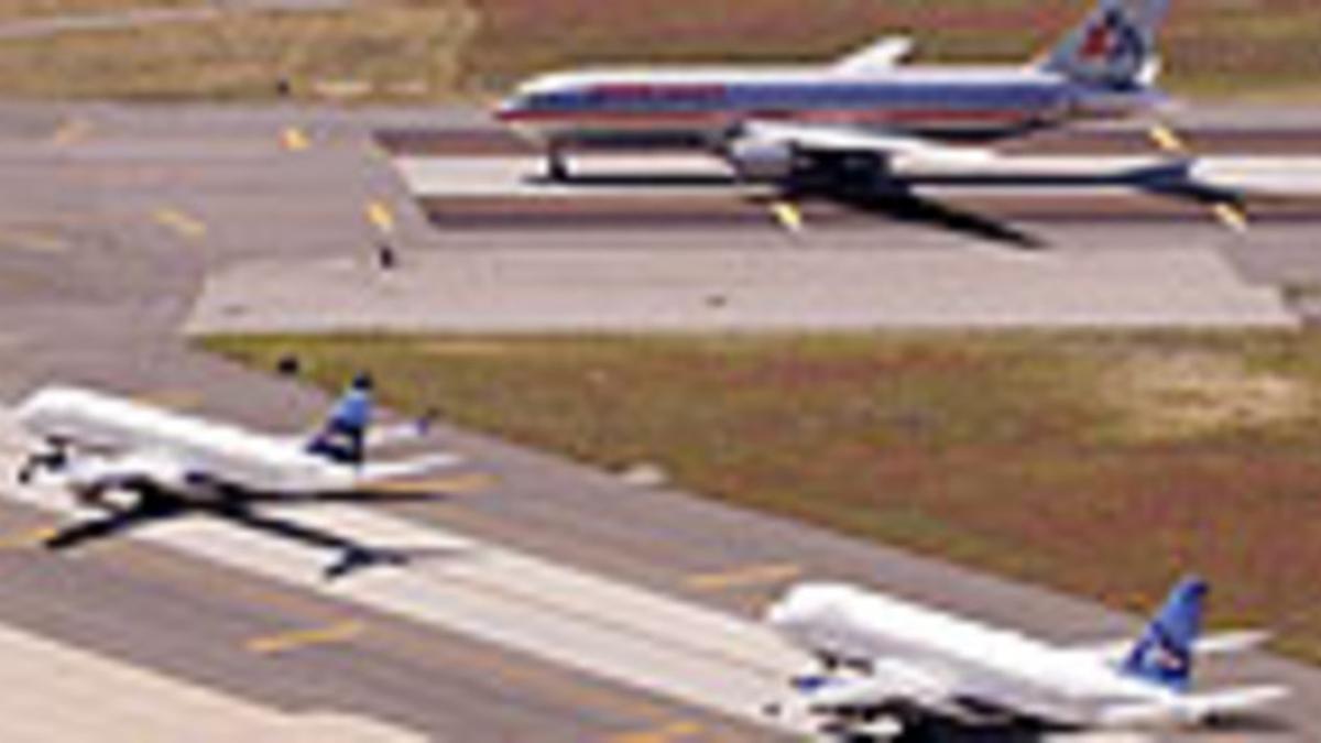 Tráfico aéreo en las pistas de despegue y aterrizaje del aeropuerto JFK de Nueva York.