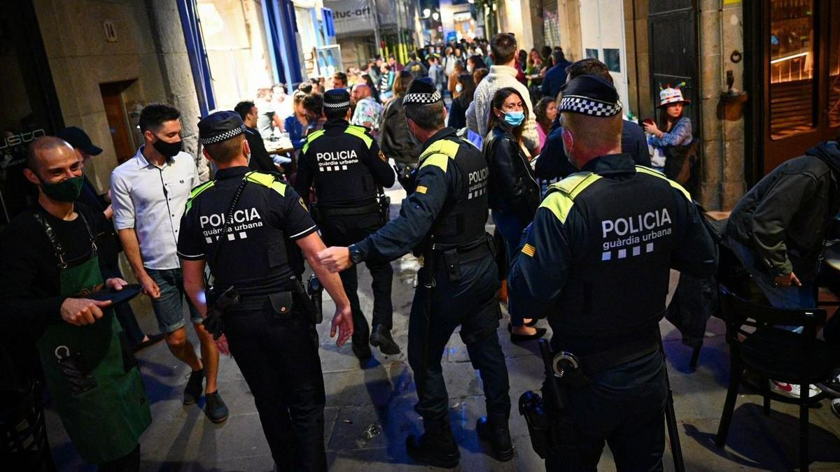 Agentes de la Guardia Urbana en una calle de Barcelona