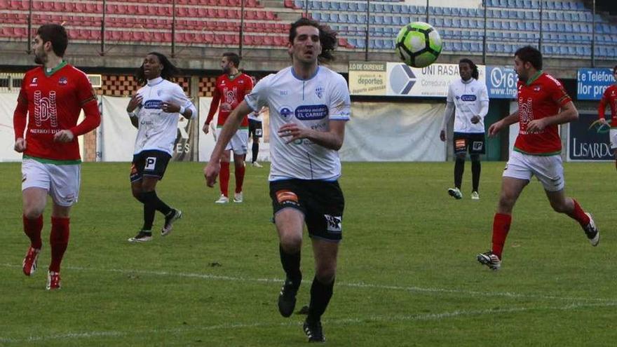 Un lance del partido disputado ayer en O Couto entre el Ourense CF y Estradense. // Jesús Regal