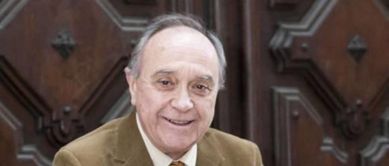 José Ramón Soraluce, con su libro.