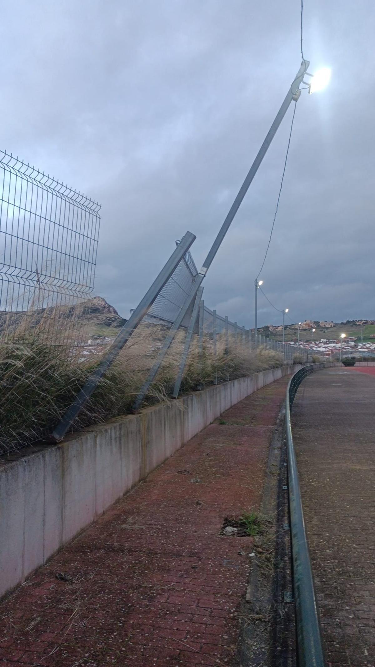 Valla de la pista de atletismo de Peñarroya-Pueblonuevo.