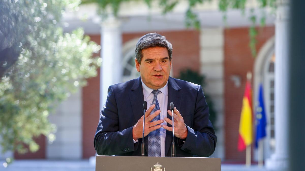 El ministro de Inclusión y Seguridad Social, José Luis Escrivá, en los jardines de La Moncloa, tras la firma del primer acuerdo social para la reforma de las pensiones, el 1 de julio.