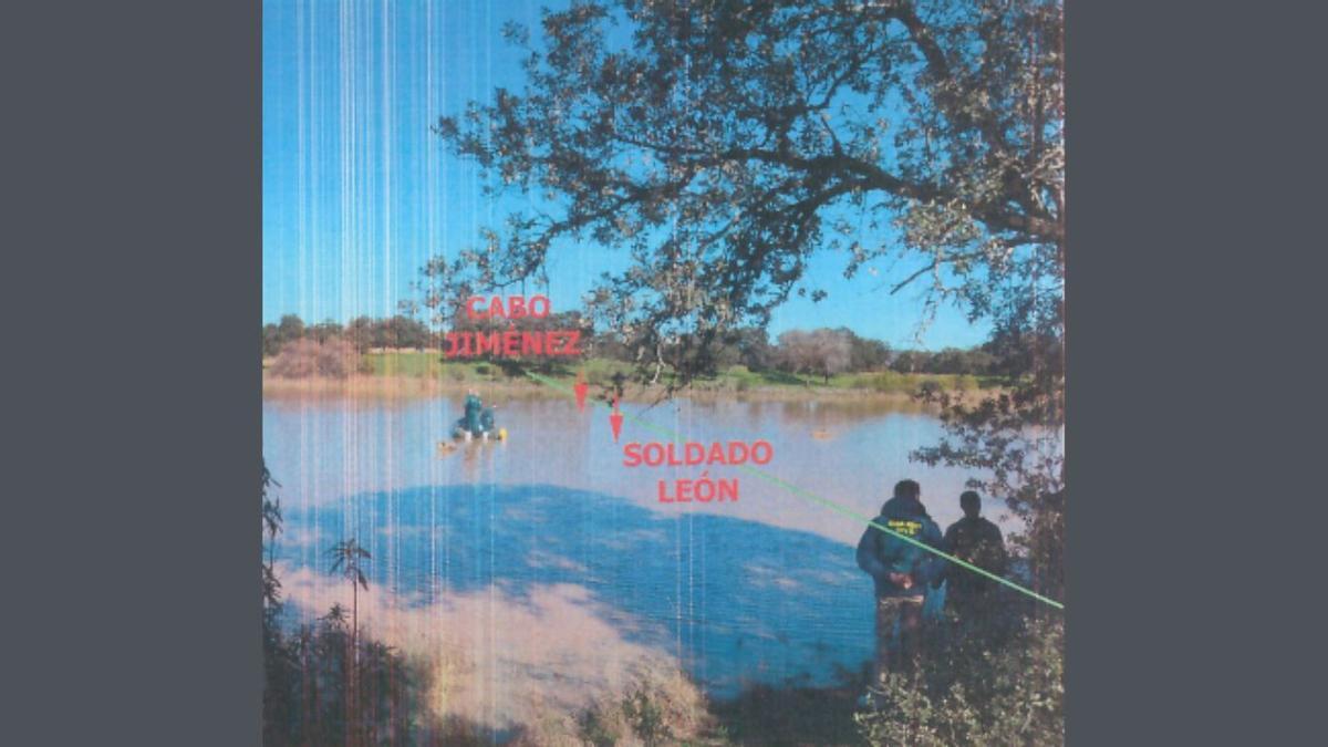 Recreación del accidente por parte de la Guardia Civil, en el lago de la base militar cordobesa de Cerro Muriano.