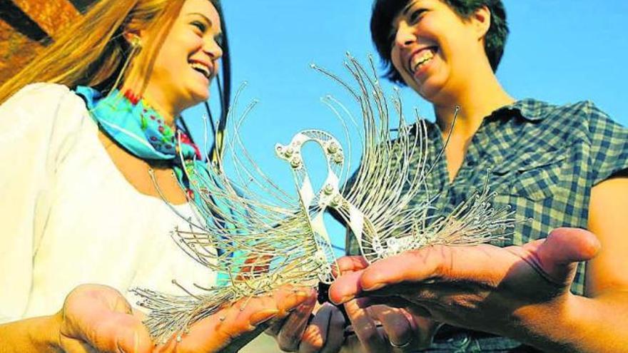 Karina Kampobasso y Sara Vaquero sostienen la corona que han diseñado. / la opinión
