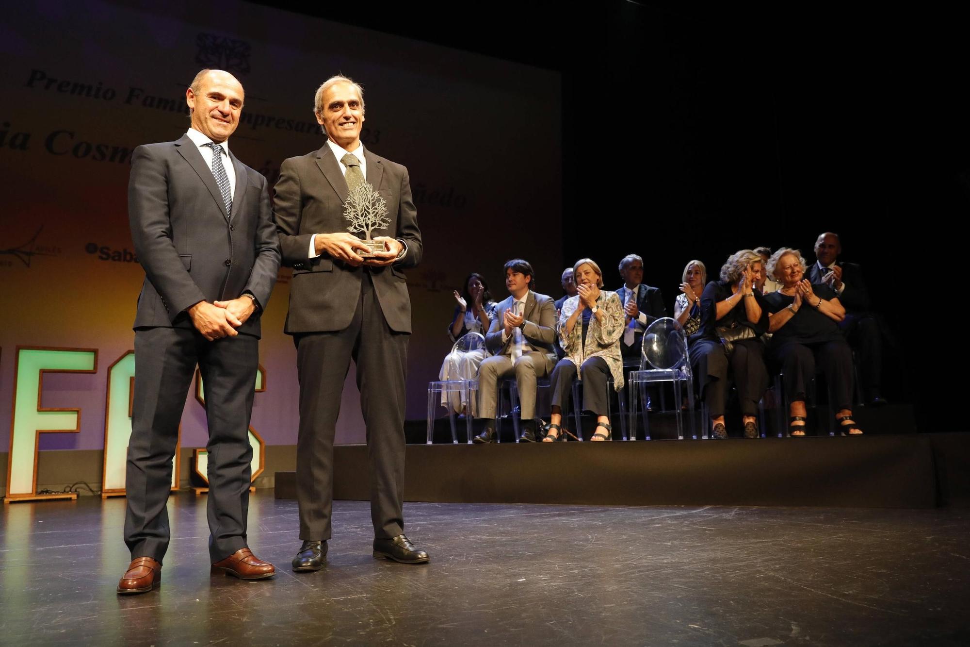 Entrega del premio "Familia Empresaria" a la familia Cosmen Menéndez-Castañedo