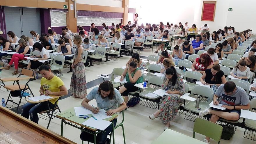 Opositores durante un examen. // Marta G. Brea