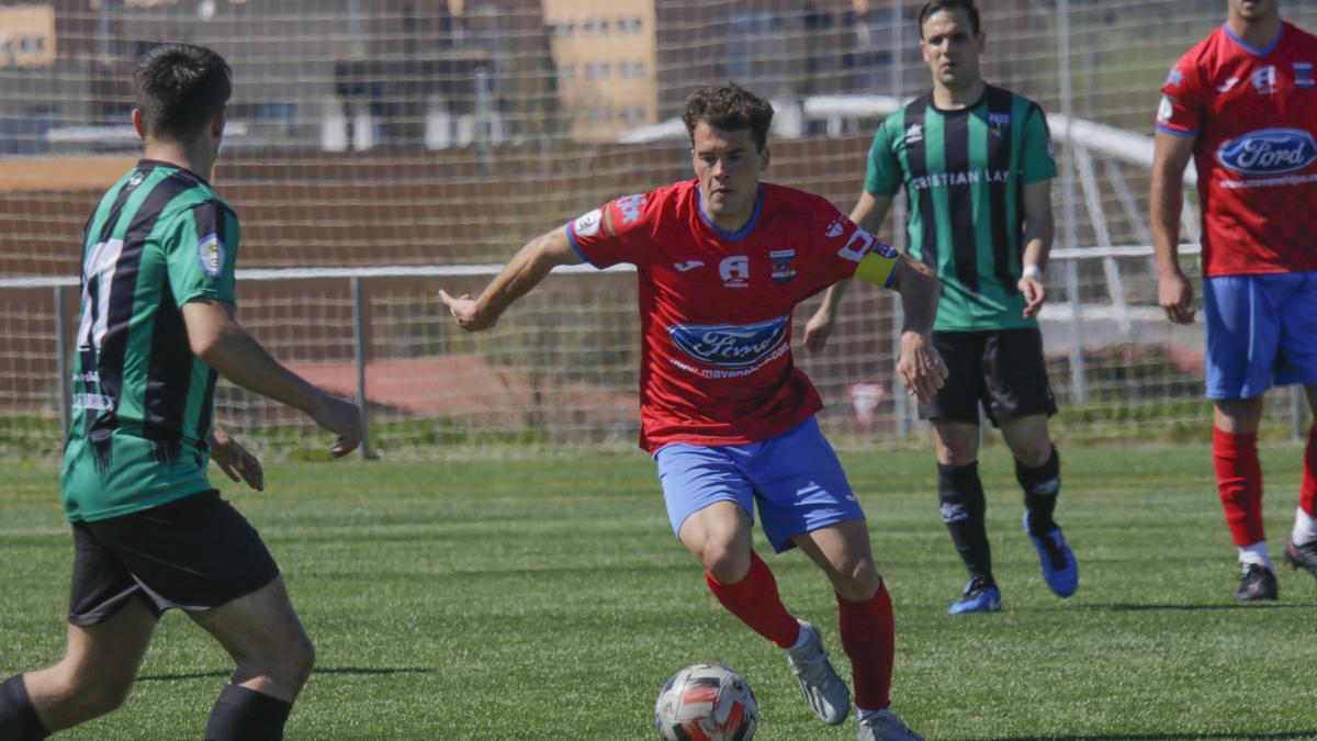 Javi González, con el balón, durante un partido de la pasada temporada.