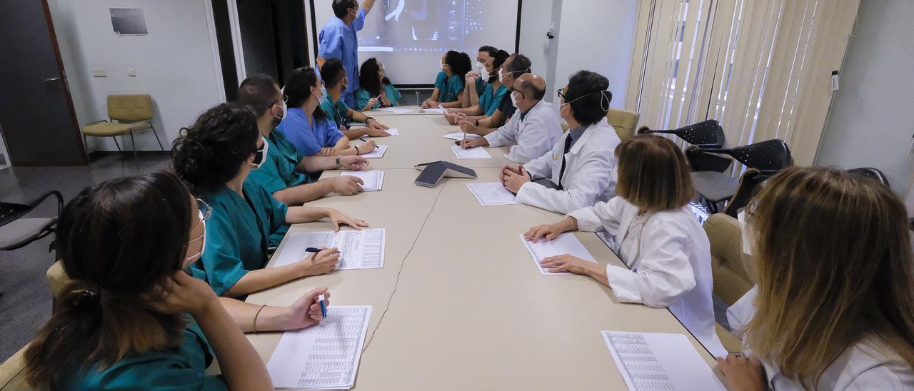 El comité de expertos en tumores digestivos del Hospital Universitario de Gran Canaria Doctor Negrín analiza una imagen en el marco de una reunión