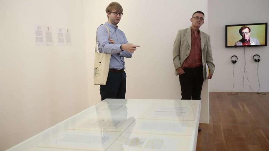 Martin Waldmeier (izq.), ayer en Vigo, durante la inauguración de la exposición. // Adrián Irago