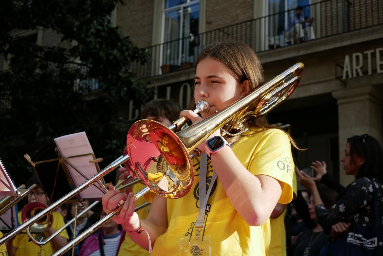 Más de 230 instrumentistas de metal tocan en la plaza del Pilar