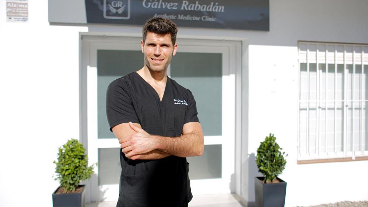 El doctor Ángel Gálvez Rabadán, ante su clínica en Sant Jordi.