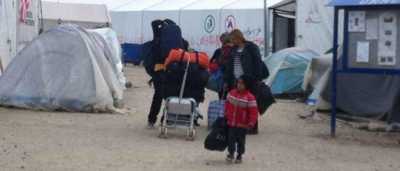 Un momento del desalojo del campamento de Idomeni. //