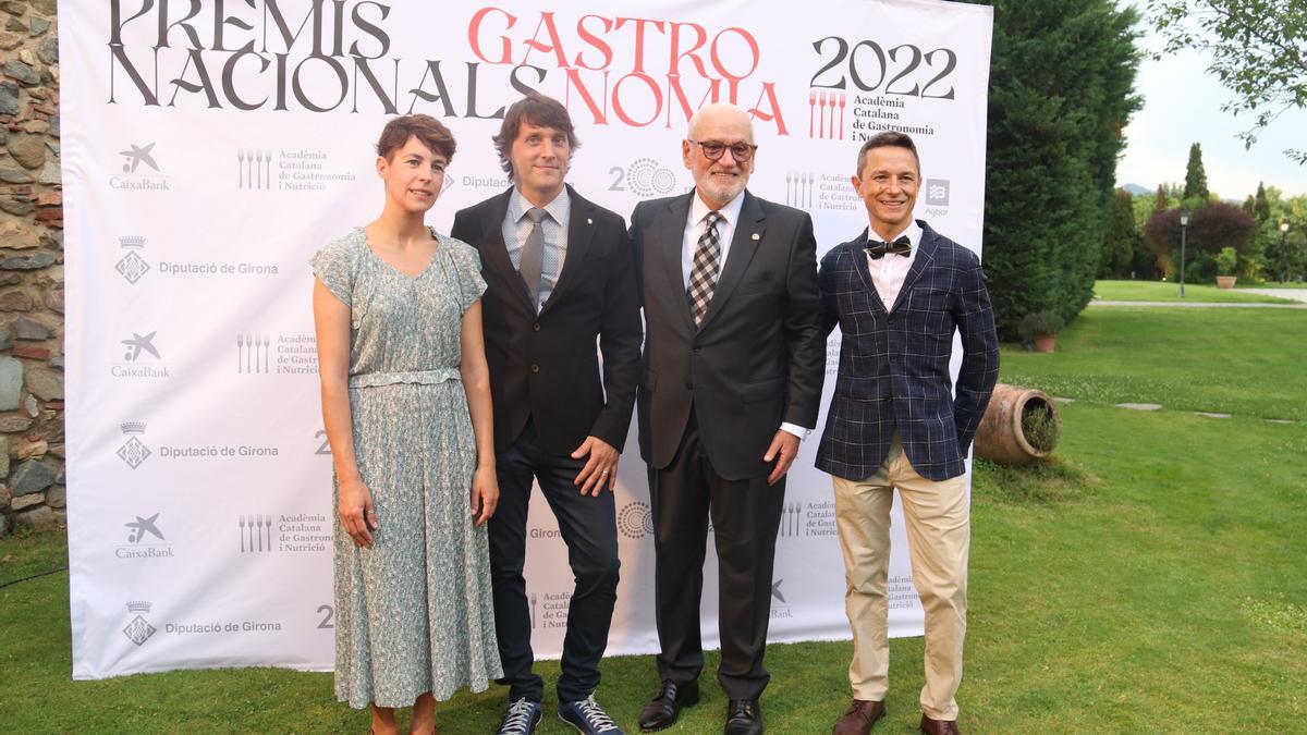 Els premiats de l&#039;Acadèmia Catalana de Gastronomia del 2022 amb el seu president en l&#039;entrega dels premis