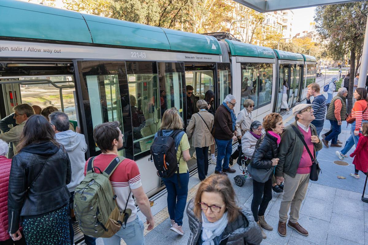 El tranvía se estrena entre Glòries y Verdaguer entre expectación vecinal y sin acto político