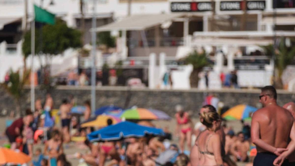 Turistas este invierno en una playa del sur de Tenerife. | | CARSTEN W. LAURITSEN