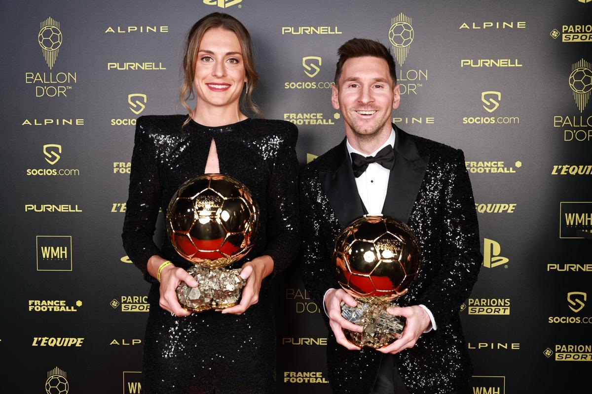 Alexia Putellas y Messi posan con los Balones de Oro 2021.