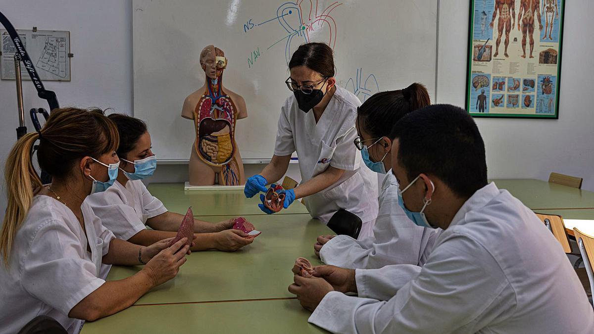 Alumnes de Formació Professional (FP) de grau mitjà d’infermeria a l’escola CEDESCA. | JORDI OTIX