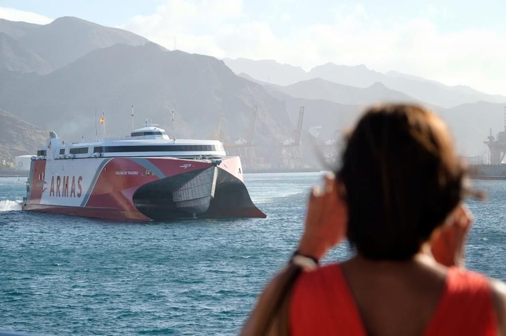 El catamarán Volcán de Tagoro llega a Tenerife