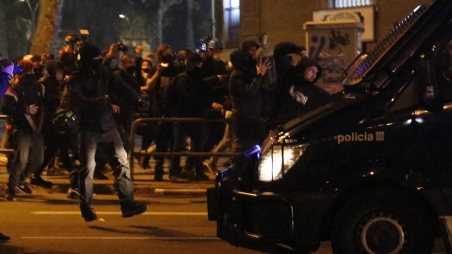 Manifestants davant d&#039;una furgoneta dels Mossosdurant la protesta d&#039;aquest dimecres a Barcelona