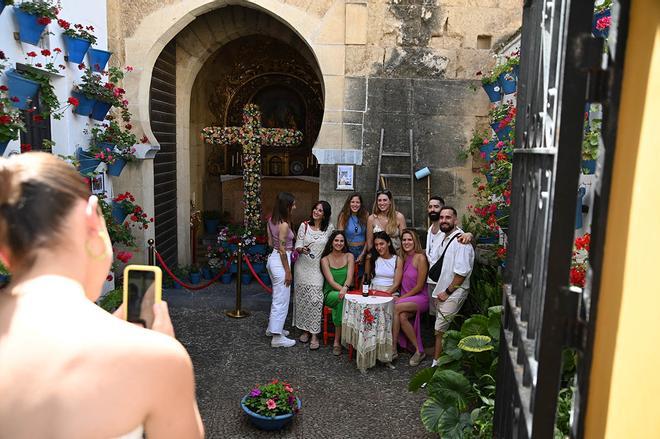 La AAVV del Alcázar Viejo se hace con el primer premio de cruces de mayo en recitos cerrados