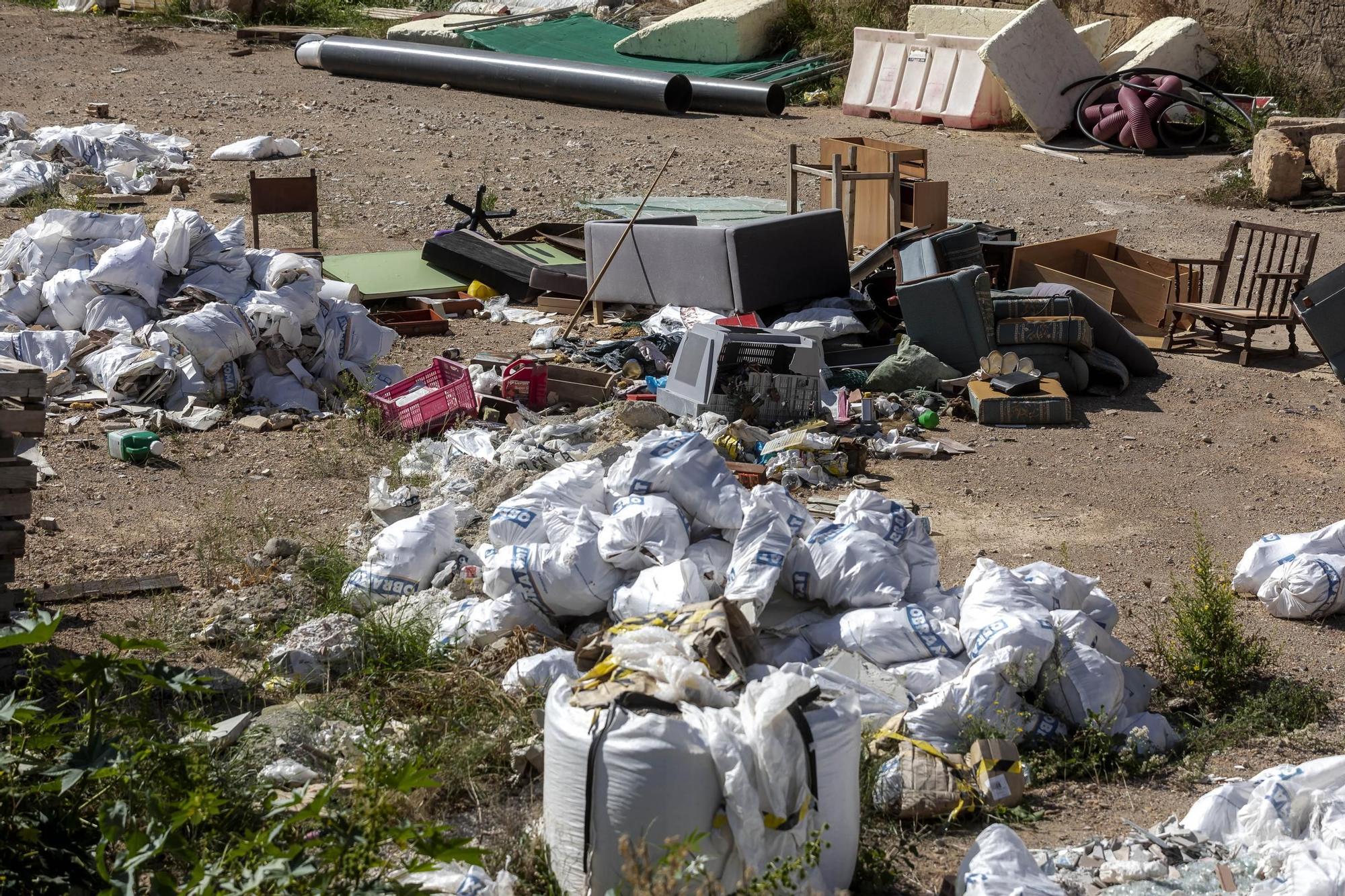 Un vertedero en el Baluard del Príncep: escombros, trastos y basura se adueñan de la antigua fortaleza de Palma