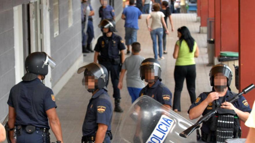 Motín en Jinámar para impedir la detención de un joven