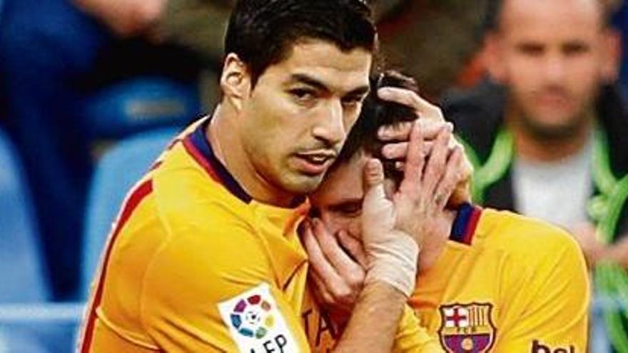 Luis Suárez acarona Messi després del segon i decisiu gol del conjunt blaugrana.