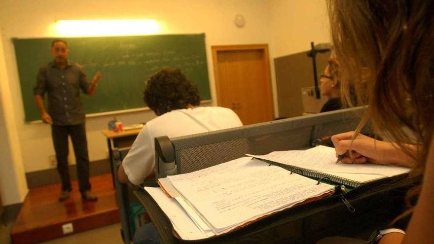 Alumnos asisten a clase en una facultad de A Coruña.