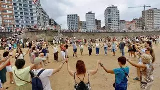Gijón se desborda en San Lorenzo para bailar la Danza Prima y explotar con el Restallón: "Esta tradición nunca va a desaparecer"