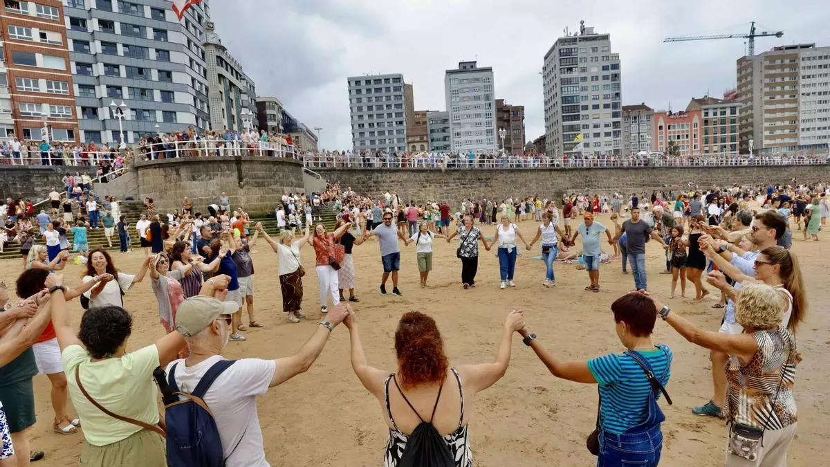 Gijón se desborda en San Lorenzo para bailar la Danza Prima y explotar con el Restallón: "Esta tradición nunca va a desaparecer"