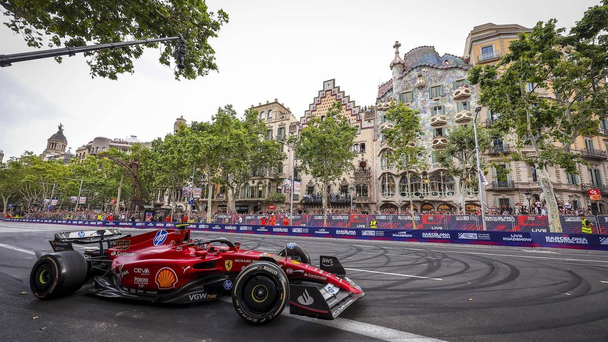 Rugen los motores en Passeig de Gràcia en una Barcelona entusiasmada con la Fórmula 1