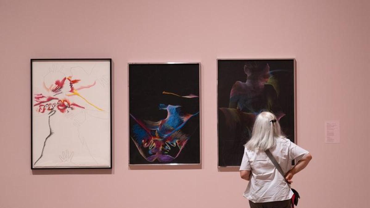 Una visitante, este viernes, en la exposición.