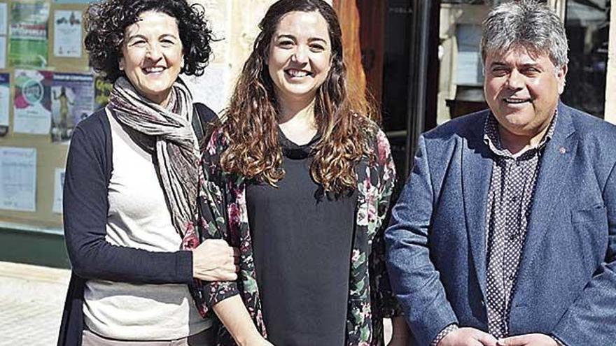 Marga Gual Soler, en el centro, junto a su madre y el alcalde Biel Ferragut.