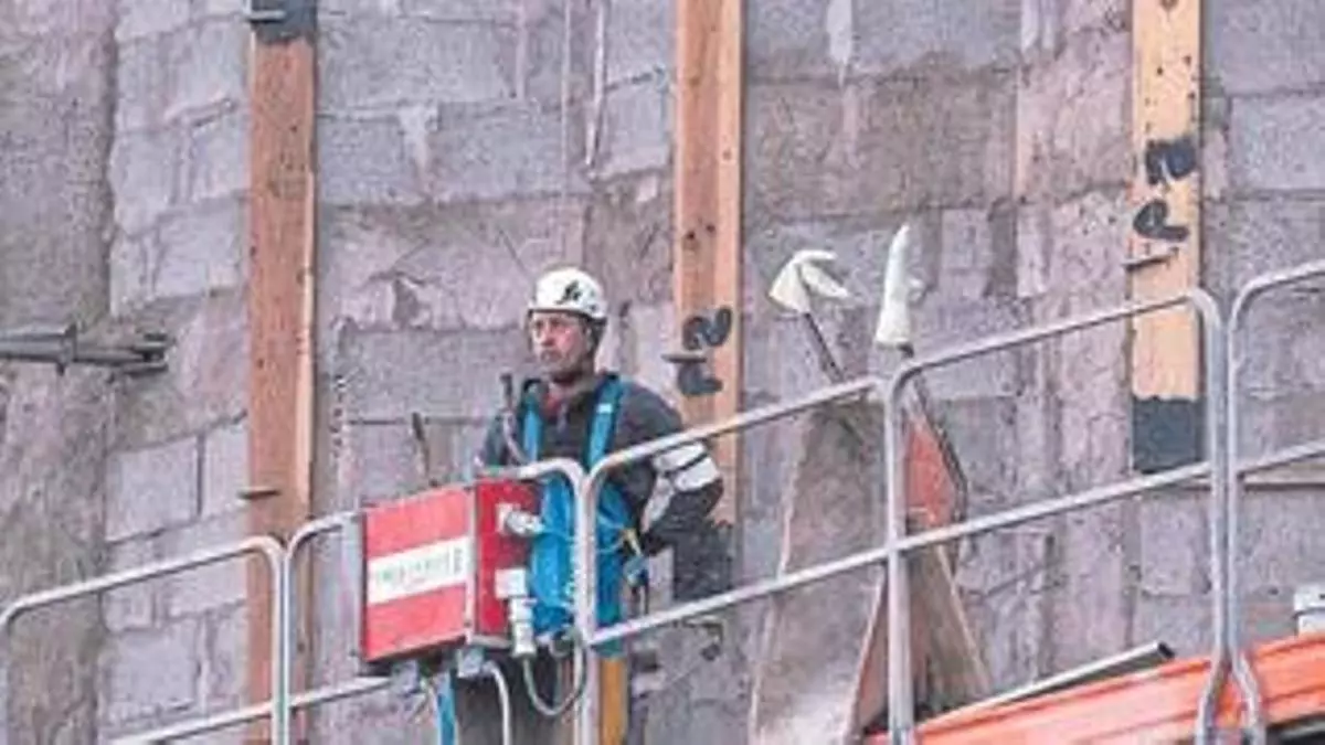 Canarias lleva al Senado su plan para levantar casas con los superávits