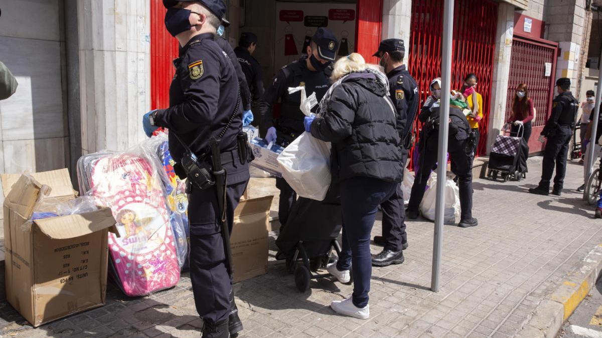 Un reparto de alimentos durante la pandemia en Alicante