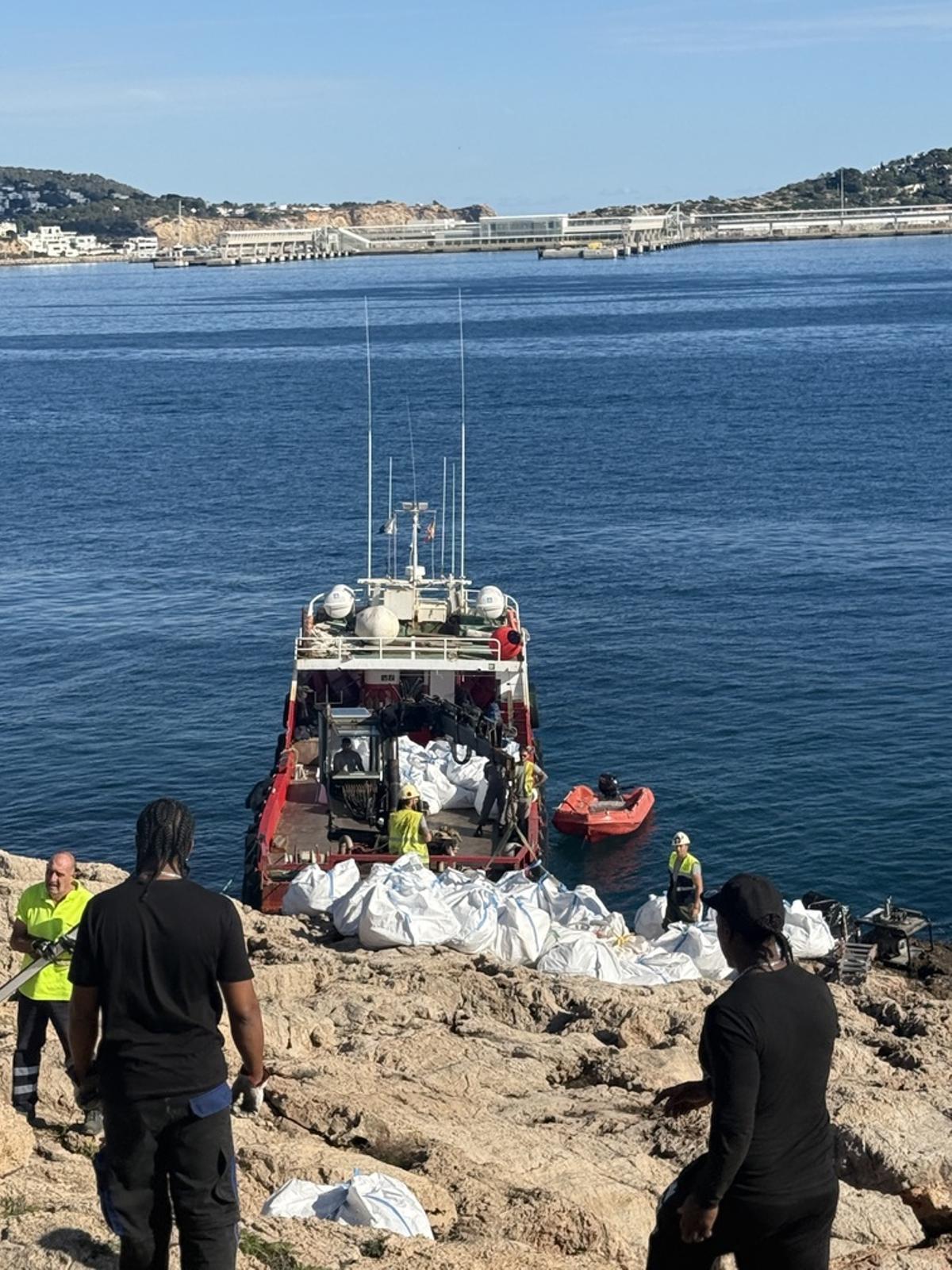 Retirada de los residuos en una barca