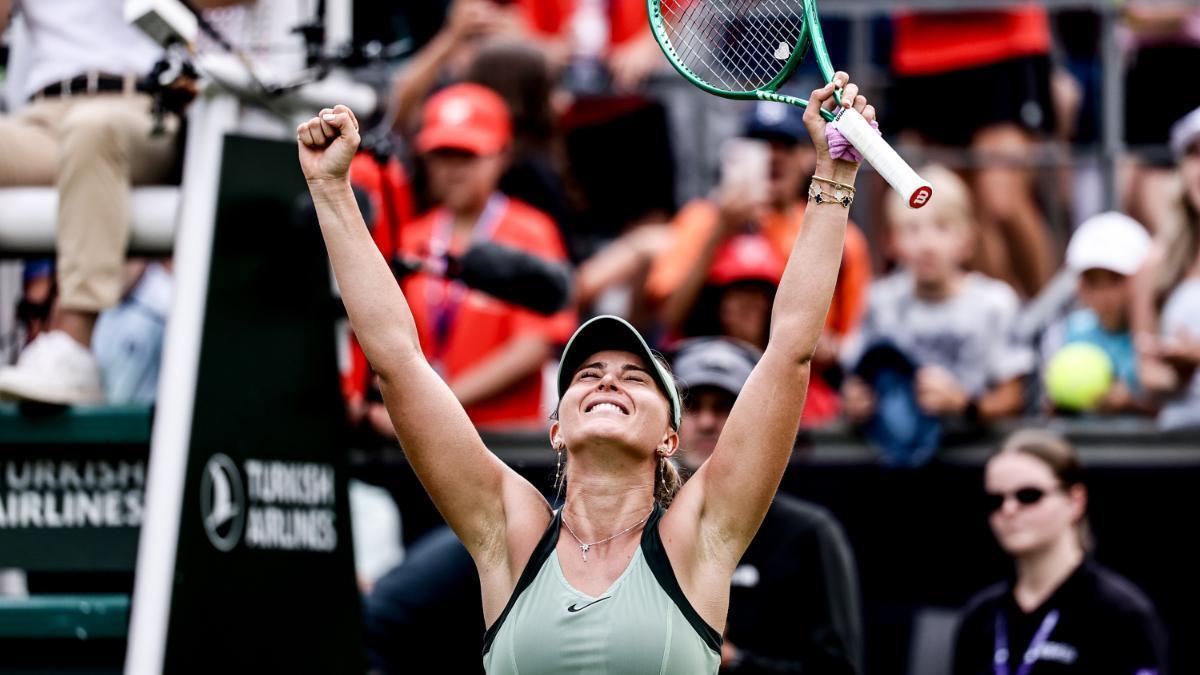 Badosa celebra el triunfo ante Gauff