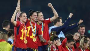 Alexia, Jenni Hermoso e Irene Paredes durante la celebración de la victoria en el Mundial de Australia