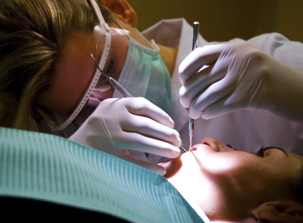 Una joven durante una intervención en el dentista. | EUROPA PRESS