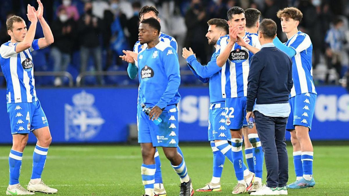 Los jugadores saludan a la grada al finalizar el partido. |  // ARCAY / ROLLER AGENCIA