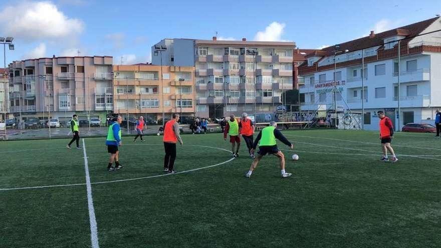 Uno de los ensayos de la actividad de fútbol a pie en los campos del Kenyata. // FDV