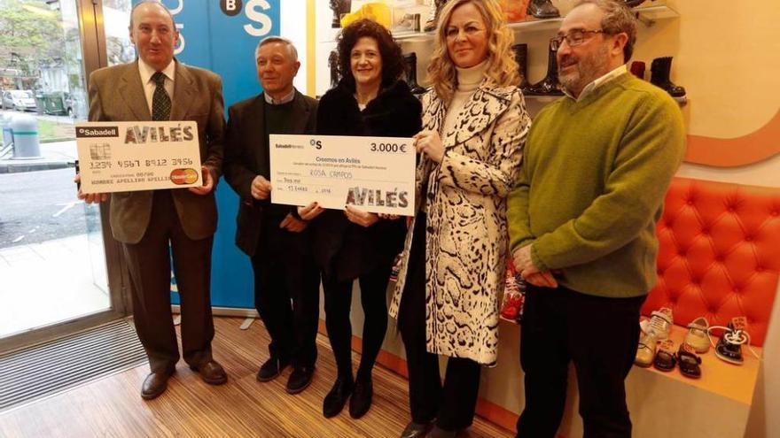 La entrega del cheque de la campaña &quot;Creemos en Avilés&quot;.