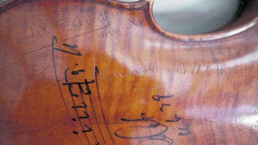 Detalle de la firma de Lennon en el violín de José Eugenio Sanz.