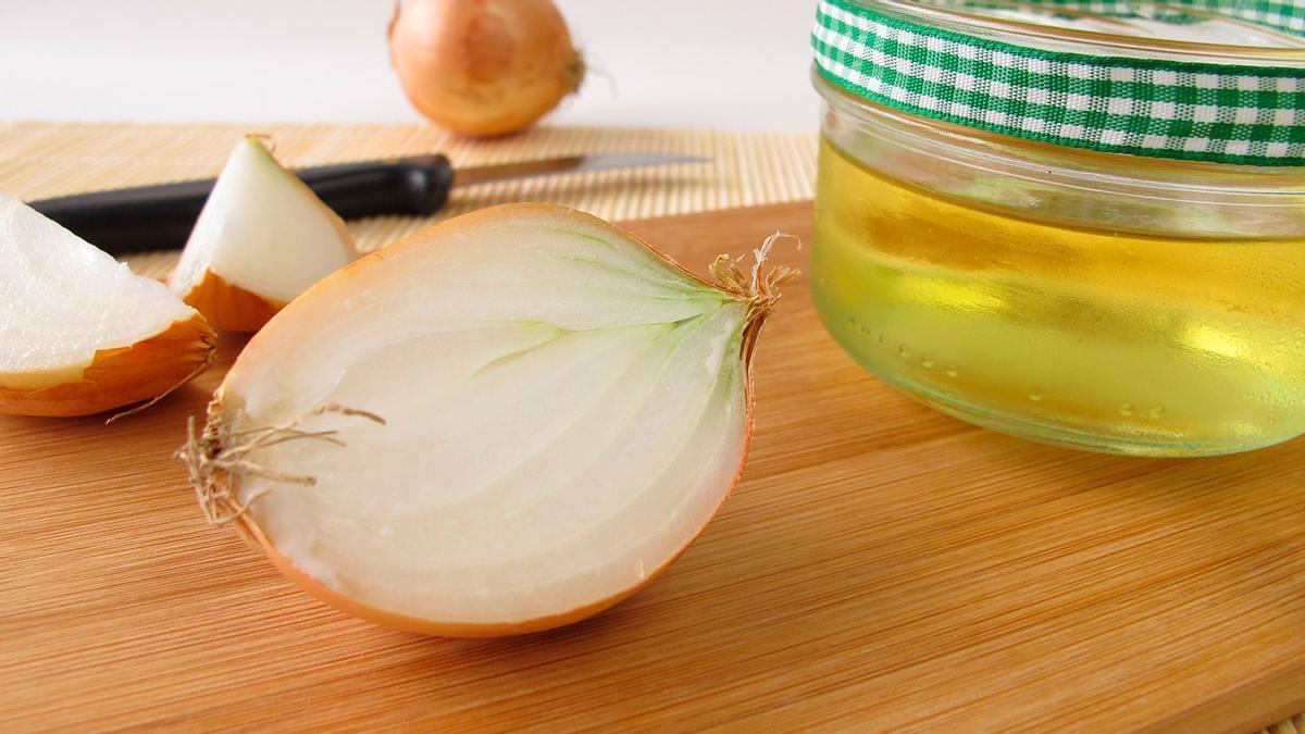 La razón por la que mucha gente está limpiando sus espejos con cebolla