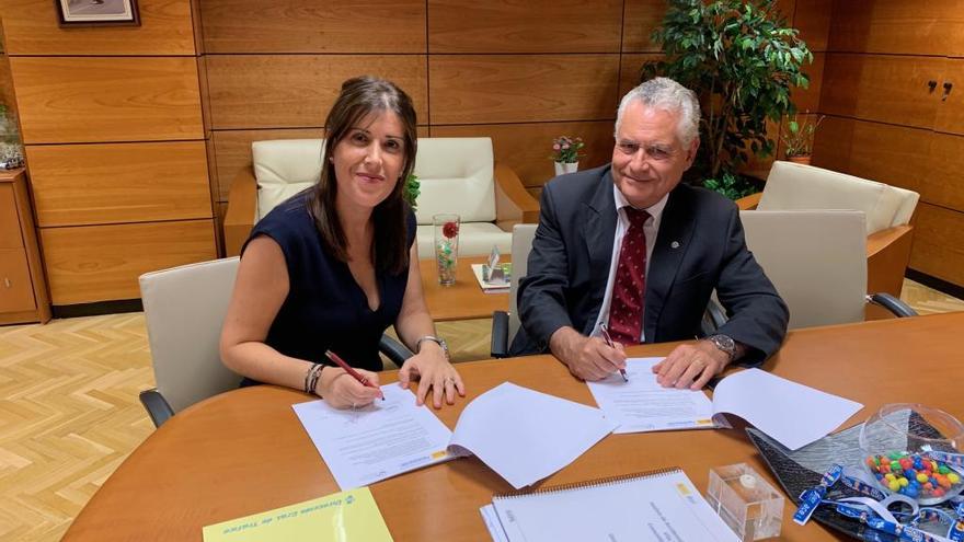 Joaquín Giner, presidente del Colegio, y Pilar Fúnez, jefa provincial de Tráfico.