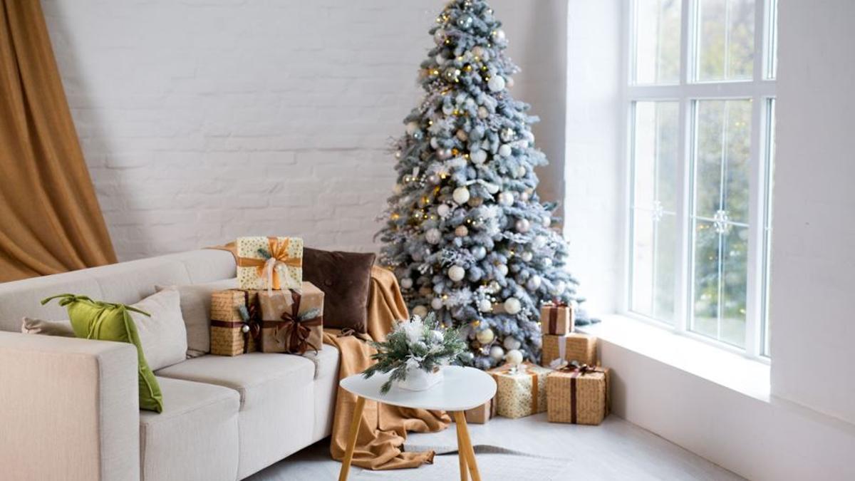 Un arbre en un racó presidint la sala d'una casa.