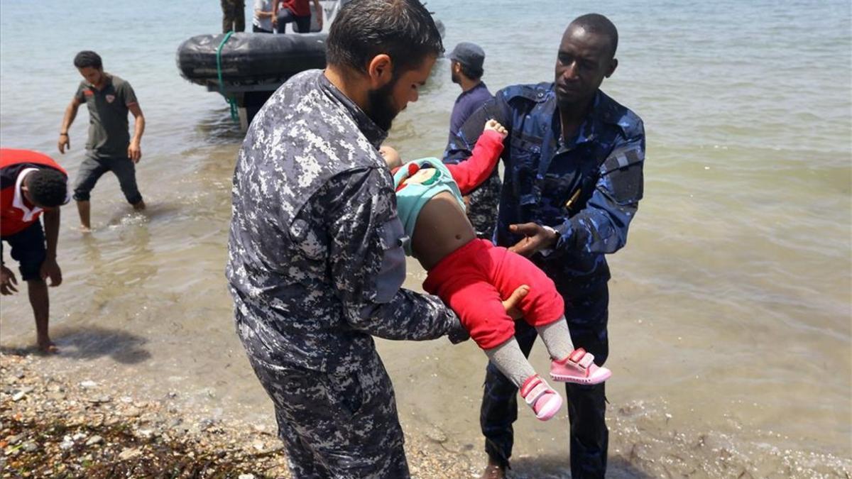 Las fuerzas de seguridad de Libia rescatan el cuerpo de un bebé tras el naufragio de un bote que trataba de llegar a Europa.