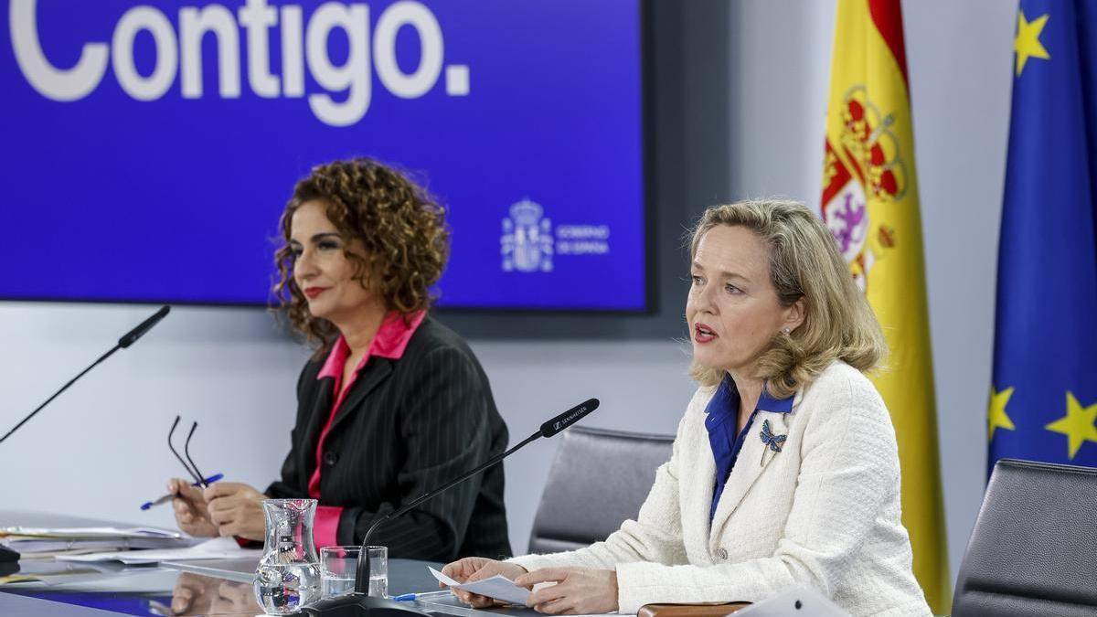 La vicepresidenta Nadia Calviño y la ministra María Jesús Montero durante la presentación del tercer informe de ejecución del Plan de Recuperación. /