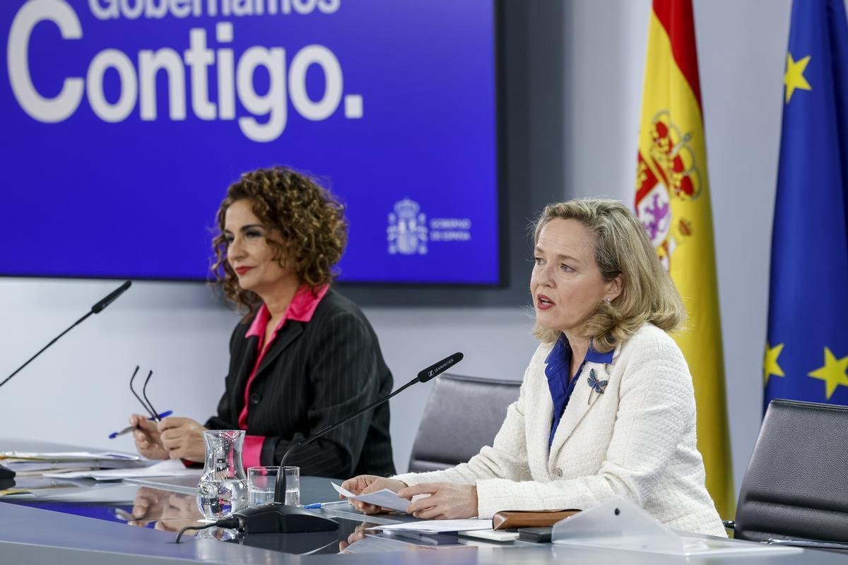 La vicepresidenta Nadia Calviño y la ministra María Jesús Montero durante la presentación del tercer informe de ejecución del Plan de Recuperación. /