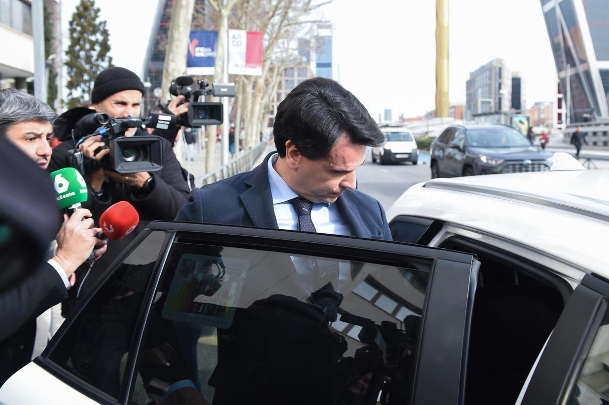 La pareja de la presidenta de la Comunidad de Madrid, Alberto González Amador, sale de declarar a los juzgados de Plaza de Castilla, a 24 de febrero de 2025, en Madrid (España).